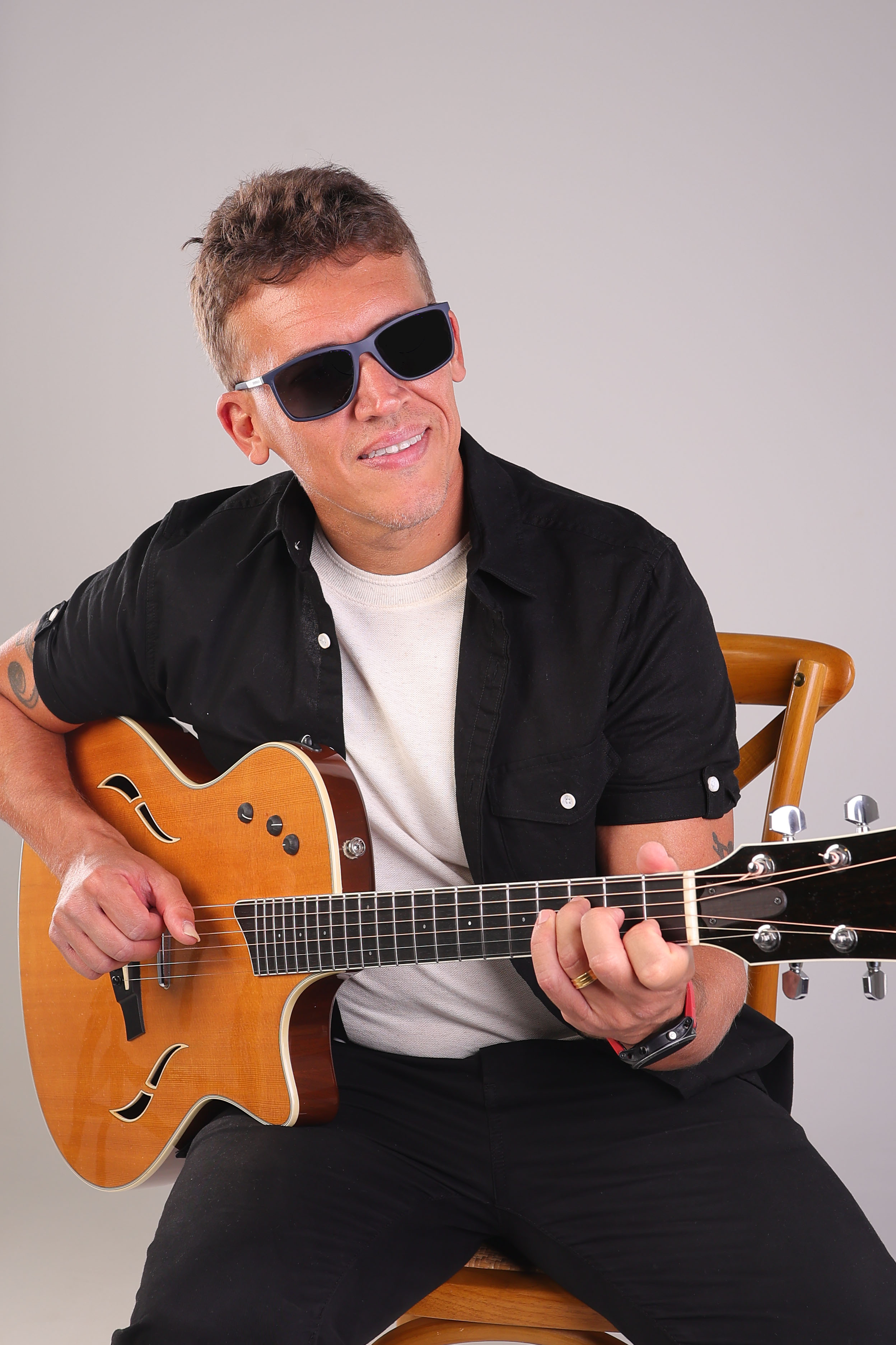 Rafael Lima com violão